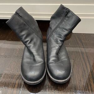 Black waterproof leather boots made in Italy. Lined with real fur